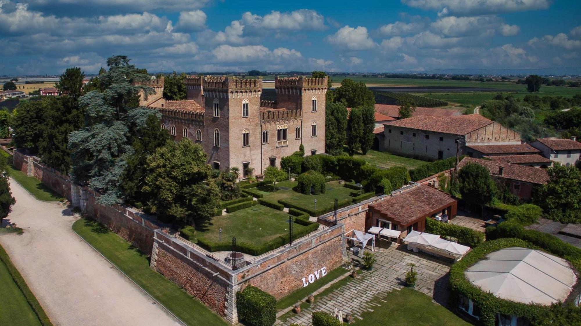 Relais Castello Bevilacqua Exteriör bild