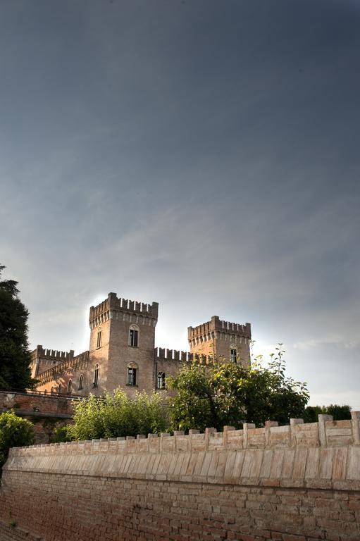 Relais Castello Bevilacqua Exteriör bild