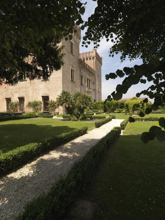 Relais Castello Bevilacqua Exteriör bild
